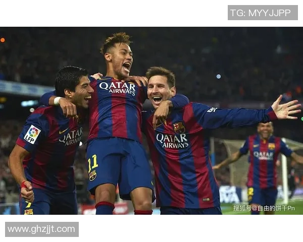 被队友抛起的足球明星如何在逆境中崛起成就辉煌职业生涯